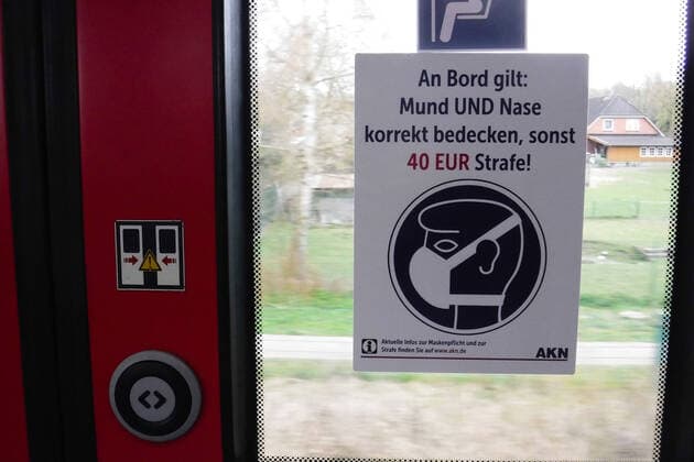 Hinweischild über Maskenpflicht im Nahverkehr Copyright: xLobeca RalfxHomburgx