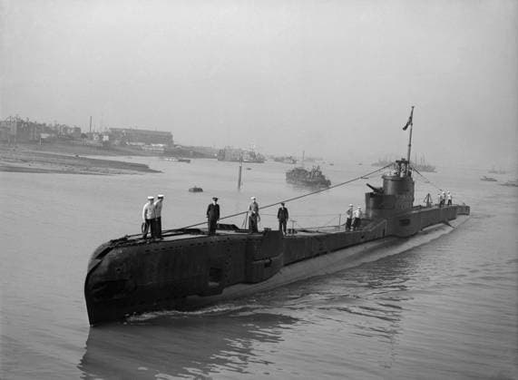 HM Submarine TAKU returns home after a year s successful service in the Mediterranean, 3 August 1943. HMSM TAKU returns home after a year s successful service in the Mediterranean under the command of Lt A J Pitt RN. Earlier in the war, after torpedoing a large supply ship off the Norwegian Coast, TAKU was forced to lie for four hours on the sea bed while the enemy rained down a perfect avalanche of depth charges . Following the sinking of a medium supply ship in the Aaegean Sea, she had to remain submerged for 36 hours because the captain could not risk the noise of the blowers to clear the air in the submarine. After eluding the hunt, TAKU went on with her patrol. Before returning to base, she sank by gunfire a ship flying a Swastika fla Copyright: xpiemagsx admiralww2pie10322-407 !ACHTUNG AUFNAHMEDATUM GESCHÄTZT!