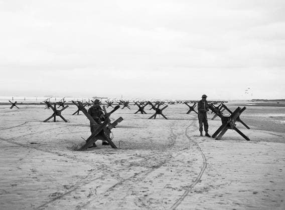 Operation Overlord (the Normandy Landings)- D-day 6 June 1944 The British 2nd Army: Royal Navy Commandos at La Riviere preparing to demolish two of the many beach obstacles designed to hinder the advance of an invading army. Copyright: xpiemagsx admiralww2pie10322-1012 !ACHTUNG AUFNAHMEDATUM GESCHÄTZT!