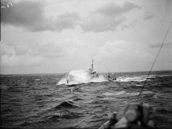 The Battle of the Atlantic 1939-1945 Convoys: A destroyer escort steaming through heavy seas while escorting a convoy. Copyright: xpiemagsx admiralww2pie10322-1428 !ACHTUNG AUFNAHMEDATUM GESCHÄTZT!