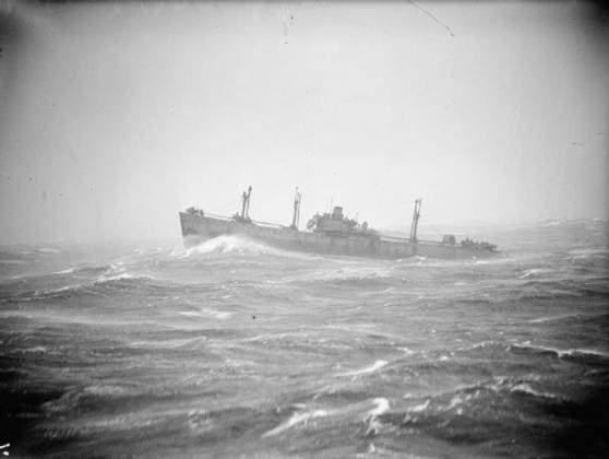 The Battle of the Atlantic 1939-1945 British Forces: A Liberty ship in heavy weather on a convoy. Liberty Ships were mass produced merchant ships built in as little as ten days. Copyright: xpiemagsx admiralww2pie10322-1433 !ACHTUNG AUFNAHMEDATUM GESCHÄTZT!