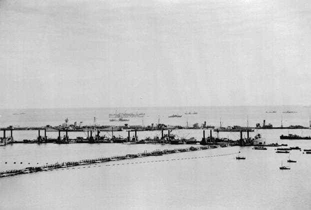 The Mulberry artifical harbour at Arromanches in Normandy, June 1944. Mulberry Harbour, Arromanches: General view of the main portion of Mulberry B at Arromanches as it begins to operate as a port. Copyright: xpiemagsx admiralww2pie10322-1598 !ACHTUNG AUFNAHMEDATUM GESCHÄTZT!