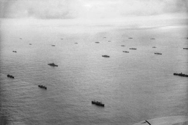 The Royal Navy during the Second World War An aerial view of a convoy escorted by a battleship during the Battle of the Atlantic. The ships stretch as far as the eye can see. Copyright: xpiemagsx admiralww2pie10322-3423 !ACHTUNG AUFNAHMEDATUM GESCHÄTZT!