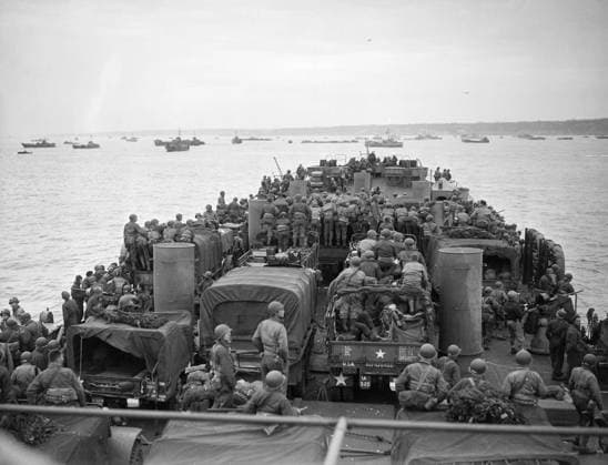 The Royal Navy during the Second World War- Operation Overlord (the Normandy Landings), June 1944 Allied troops continue to head towards the Normandy beachhead. Here American troops crowd the deck as the landing ship tank LST 25 goes in to unload its cargo of men and trucks between St Laurent and Vierville. Other invasion vessels can be seen in the distance. Copyright: xpiemagsx admiralww2pie10322-3923 !ACHTUNG AUFNAHMEDATUM GESCHÄTZT!