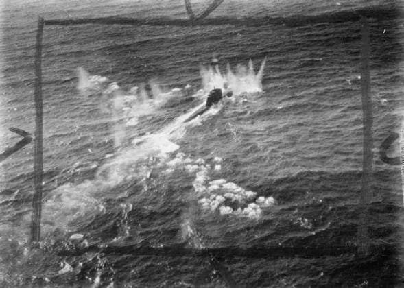 Royal Air Force Coastal Command, 1939-1945. A German type XXI submarine, U-2502, comes under cannon fire from a De Havilland Mosquito FB Mark VI during an attack on four surfaced U-boats and an M-class minsweeper escort in the Kattegat by 22 Mosquitos of the Banff Strike Wing. U-2502 received only slight damage, but a type VIIC submarine was sunk, a type XXIII seriously damaged and the minesweeper left burning. Copyright: xpiemagsx airministryww2pie13032022-1888 !ACHTUNG AUFNAHMEDATUM GESCHÄTZT!