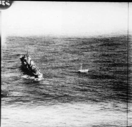 The Battle of the Atlantic, 1939-1945 Royal Navy destroyer HMS ANTHONY rescues survivors from a lifeboat from the SS CITY OF BENARES which had been been adrift for nine days after the ship sank on 17 September 1940. The CITY OF BENARES was evacuating children from Britain to Canada under the auspices of the Children s Overseas Reception Board CORB as part of Convoy OB 213 when it was torpedoed and sunk with heavy loss of life in the Atlantic by the German submarine U-48. The sinking became one of the most notorious events of the Second World War. Copyright: xpiemagsx airministryww2pie13032022-3967 !ACHTUNG AUFNAHMEDATUM GESCHÄTZT!