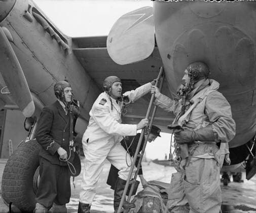 British Overseas Airways Corporation and Qantas, 1940-1945. A passenger (right), who has been carried in the bomb-bay of a civilianised De Havilland Mosquito FB Mark VI of BOAC on the fast freight service from Stockholm, Sweden, congratulates Captain Wilkins and his navigator on their safe arrival at at Leuchars, Fife. Copyright: xpiemagsx airministryww2pie13032022-787 !ACHTUNG AUFNAHMEDATUM GESCHÄTZT!
