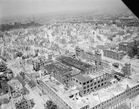 A part of Nuremberg, devastated by Allied bombing, 28 May 1945. Oblique aerial view of heavily-damaged industrial and residential buildings in Nuremberg. Visible at the centre of the photo is a multi-story above-ground air raid bunker. At the bottom of the photo, below the bunker, is the Siemens plant. Top left is the gas works in Nürnberg-Sandreuth, top right is the main station (Hauptbahnhof) Copyright: xpiemagsx airministryww2pie13032022-95 !ACHTUNG AUFNAHMEDATUM GESCHÄTZT!