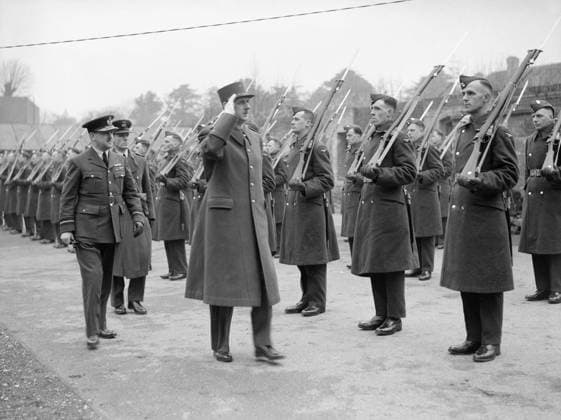 General Charles de Gaulle inspects RAF personnel, March 1942. General Charles de Gaulle inspects RAF personnel, March 1942. Copyright: xpiemagsx airministryww2pie13032022-994 !ACHTUNG AUFNAHMEDATUM GESCHÄTZT!