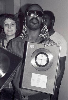 Stevie Wonder London, UK. LIBRARY. Stevie Wonder is presented a silver disc to celebrate sales of 250,000 in the UK for the Motown single Lately. 1981. LMK11-SLIB240822-001. 