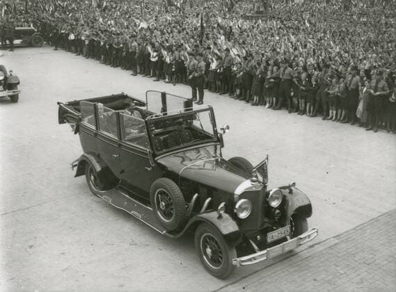 Hindenburg and Hitler in the car on the way to the youth rally in the pleasure garden. Hoffmann Photographs 1933 Adolf Hitler s official photographer, and a Nazi politician and publisher, who was a member of Hitler s intimate circle. Copyright: xpiemagsx hoffpie11072022-793 !ACHTUNG AUFNAHMEDATUM GESCHÄTZT!