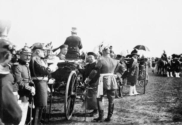 The Imperial German Army 1890 - 1913 Prince Chun of China in his carriage during a visit to the manoeuvres of 1901. Following the German suppression of the Boxer Rebellion in Peking, the Prince came to Germany to formally apologise to the Kaiser for the murder of the German Minister von Ketteler in Peking on 20 June 1900. Copyright: xpiemagsx piemagger18901913-36 !ACHTUNG AUFNAHMEDATUM GESCHÄTZT!