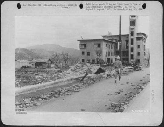 A Street Scene Showing Atomic Bomb Damage In Hiroshima, Japan. Note How The Sidewalk Has Been Pushed Up, And A Drain Pipe Is Sticking Through The Bridge. Scientists Say This Phenomenon Is Due To Vacuum Created By Pressure Of The Atomic Blast. 3 October Copyright: xpiemagsx japapie03072022-522 !ACHTUNG AUFNAHMEDATUM GESCHÄTZT!