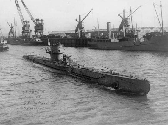 The German U-Boat U-570 enters dock at Barrow-in-Furness after her capture by the Royal Navy. Copyright: xpiemagsx piemagsmindeffoxhill-142 !ACHTUNG AUFNAHMEDATUM GESCHÄTZT!