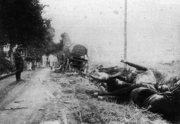 IMAGO History, Zweiter Weltkrieg: 1939 - 1945 The German-soviet Invasion of Poland, 1939 Death and destruction by the roadside at Kock, where the last battle of the Polish campaign between Polish Independent Operational Group Polesie commanded by General Franciszek Kleeberg and German XIV Motorised Corps led by General Gustav von Wietersheim, took place. Between 29 and 30 September this particular Polish unit was also engaged in victorious battles against Red Army at villages of Milanow and Jab?o?. Copyright: xpiemagsx piemagsminpressage26042022-521 !ACHTUNG AUFNAHMEDATUM GESCHÄTZT!