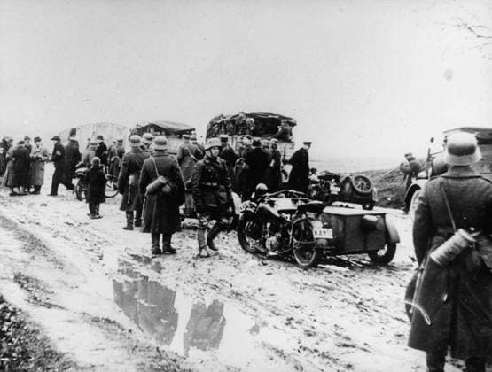 The German-soviet Invasion of Poland, 1939 Lithuanian motorised troops advancing towards the Polish city of Wilno (Vilnius) after it was handed over to Lithuania by occupying Soviet forces. Wilno was a subject of a serious conflict between Poland and Lithuania before the war. Lithuania was subsequently annexed by Soviet Union just 8 months later, in June 1940. Copyright: xpiemagsx piemagsminpressage26042022-523 !ACHTUNG AUFNAHMEDATUM GESCHÄTZT!