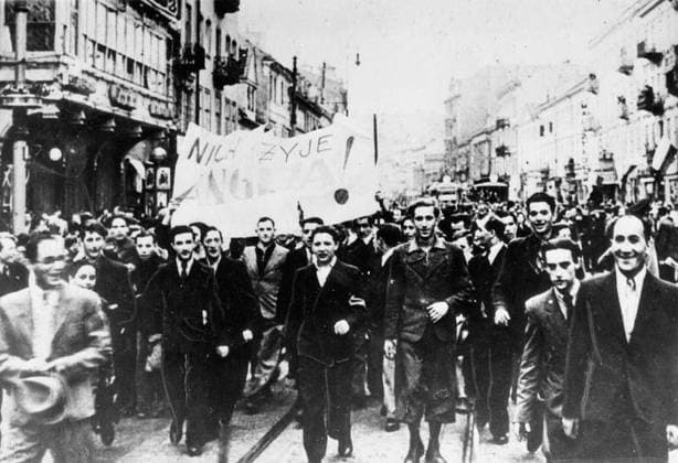 The Nazi-soviet Invasion of Poland, 1939 Enthusiastic demonstrators marching through the streets of Warsaw when the British declaration of war against Germany was made known. The writing on the banner reads Long Live England . Copyright: xpiemagsx piemagsminpressage26042022-573 !ACHTUNG AUFNAHMEDATUM GESCHÄTZT!