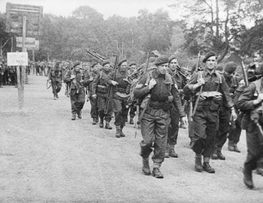 Operation Overlord (the Normandy Landings)- D-day 6 June 1944 The Final Embarkation: Men of No 4 (Army) Commando, 1st Special Service Brigade, marching from their assembly camp to Southampton for embarkation to Normandy, early June: (still taken from a film). Copyright: xpiemagsx warofficeww2pie5222-1685 !ACHTUNG AUFNAHMEDATUM GESCHÄTZT!