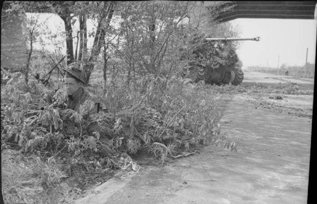 The British Army in North-west Europe 1944-45 A camouflaged Sherman Firefly of the Irish Guards and infantry guard a section of the Bremen-Hamburg autobahn, 20 April 1945. Copyright: xpiemagsx warofficeww2pie5222-4357 !ACHTUNG AUFNAHMEDATUM GESCHÄTZT!
