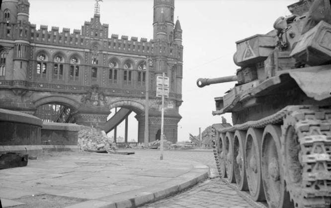 The British Army in North-west Europe 1944-45 A Cromwell tank of ˜A™ Squadron, 1st RTR, 7th Armoured Division, in position by the Elbbro?cke (Elbe Bridge) in Hamburg, 3 May 1945. Copyright: xpiemagsx warofficeww2pie5222-4410 !ACHTUNG AUFNAHMEDATUM GESCHÄTZT!