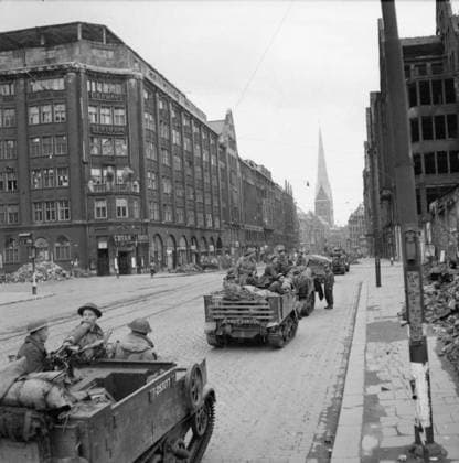The British Army in North-west Europe 1944-45 Universal carriers of 1 5th Queen s Regiment, 7th Armoured Division in Hamburg. Copyright: xpiemagsx warofficeww2pie5222-4413 !ACHTUNG AUFNAHMEDATUM GESCHÄTZT!