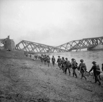 The British Army in North-west Europe 1944-45- Assault on the Rhine and Capture of Wesel This is one of a collection of pictures that show the landing from Buffaloes of the 1st Battalion Cheshire Regiment, who landed on the afternoon of 24th March 1945, in support of No.1 S.S Commando Brigade at Wesel. The bridge seen in background is the smashed railway bridge at Wesel. Copyright: xpiemagsx warofficeww2pie5222-4525 !ACHTUNG AUFNAHMEDATUM GESCHÄTZT!