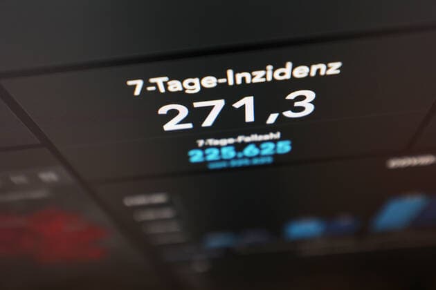 Dashboard des RKI, die 7-Tage-Inzidenz liegt nun bei 271,3 7-Tage-Inzidenz, Dashboard des RKI auf einem Monitor am 25.08.2022 in Siegen Deutschland.