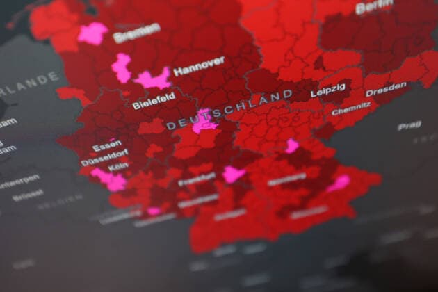 Dashboard des RKI, die 7-Tage-Inzidenz liegt nun bei 271,3 7-Tage-Inzidenz, Dashboard des RKI auf einem Monitor am 25.08.2022 in Siegen Deutschland.