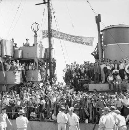 The British Mandate in Palestine 1917-1948 Illegal immigrants arriving into Palestine: Jewish refugees stand tightly packed on board the JOSIAH WEDGWOOD on arrival in Haifa harbour. From the funnel to the masts is tied a banner declaring We survived Hitler - Death is no stranger to us - Nothing can keep us from our Jewish homeland - The blame is on your head if you fire on this unarmed ship . Copyright: xpiemagsx warofficeww2pie5222-5967 !ACHTUNG AUFNAHMEDATUM GESCHÄTZT!