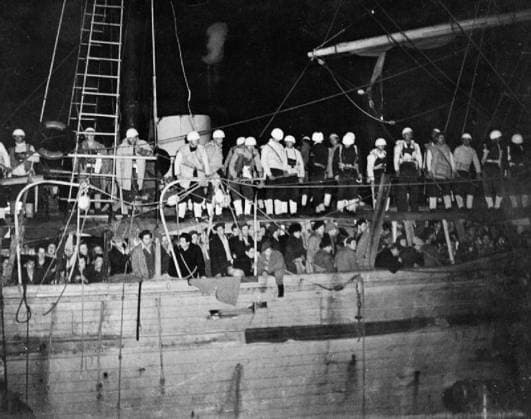 The British Mandate in Palestine 1917-1948 Illegal immigrants arriving into Palestine: The Jewish illegal immigrant ship LANEGEV at the port of Haifa. A Royal Navy boarding party are seen on board the over-crowded vessel. Copyright: xpiemagsx warofficeww2pie5222-5984 !ACHTUNG AUFNAHMEDATUM GESCHÄTZT!