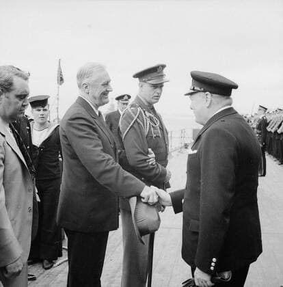 Winston Churchill As Prime Minister 1940-1945 Atlantic Conference August 1941: Churchill greets President Roosevelt as he arrives on board HMS PRINCE OF WALES at Placentia Bay. Copyright: xpiemagsx warofficeww2pie5222-6978 !ACHTUNG AUFNAHMEDATUM GESCHÄTZT!