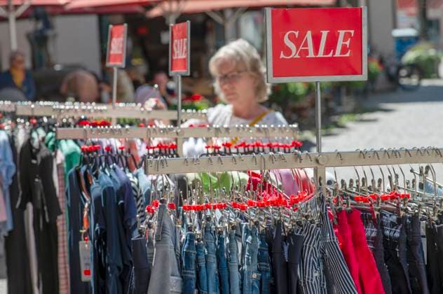 Sale in einem Modegeschäft in Leutkirch, Allgäu, 24.08.2022 Deutschland, Leutkirch, 24.08.2022, Sale, heruntergesetzte Preise in einem Modeladen, Kundin sucht Bluse oder T-Shirt, Kleiderständer vor dem Geschäft, rote Schilder, Sonderangebote, Rabatt, Shopping, Mode, Modegeschäft, einkaufen, Stadt, Wirtschaft, Allgäu, Baden-Württemberg, *** Sale in a fashion store in Leutkirch, Allgäu, 24 08 2022 Germany, Leutkirch, 24 08 2022, sale, lowered prices in a fashion store, customer is looking for blouse or T shirt, clothes rack in front of the store, red signs, special offers, discount, shopping, fashion, fashion store, shopping, city, economy, Allgäu, Baden Württemberg,