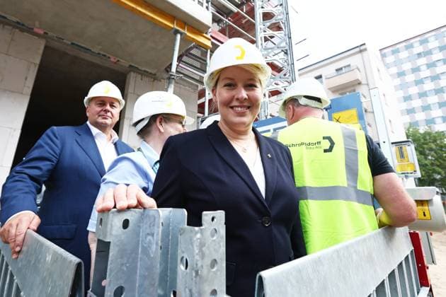 Die Regierende Buergermeisterin Franziska Giffey (C) und Bausenator Andreas Geisel (L) auf dem Aussenaufzug beim Besuch der Wohnbauprojekt der WBM in der Modersohnstrasse in Berlin am 25. August 2022. Buergermeisterin Giffey und Bausenator Geisel auf Neubautour in Berlin *** The governing mayor Franziska Giffey C and building senator Andreas Geisel L on the outside elevator during the visit of the housing project of the WBM in the Modersohnstrasse in Berlin on August 25, 2022 Mayor Giffey and building senator Geisel on new building tour in Berlin