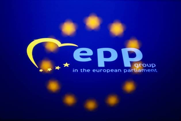 Political Parties Photo Illustrations European People s Party logo displayed on a phone screen and European Union flag displayed on a laptop screen are seen in this multiple exposure illustration photo taken in Krakow, Poland on August 25, 2022. Krakow Poland  Copyright: xJakubxPorzyckix originalFilename: porzycki-politica220825_np1ha.jpg