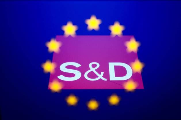 Political Parties Photo Illustrations Progressive Alliance of Socialists and Democrats logo emblem displayed on a phone screen and European Union flag displayed on a laptop screen are seen in this multiple exposure illustration photo taken in Krakow, Poland on August 25, 2022. Krakow Poland  Copyright: xJakubxPorzyckix originalFilename: porzycki-politica220825_np3lC.jpg