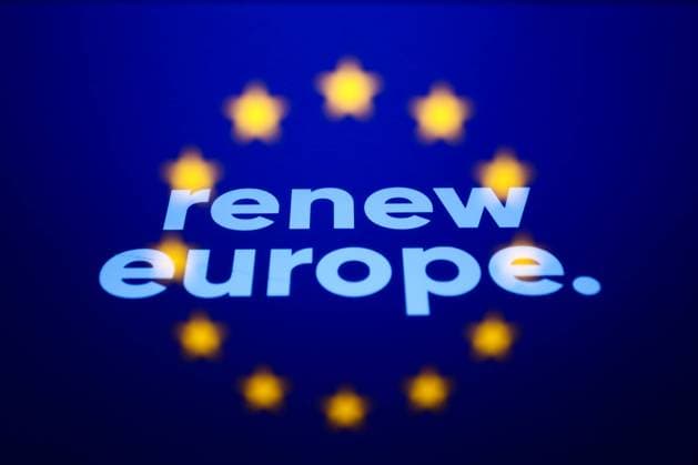 Political Parties Photo Illustrations Renew Europe group logo displayed on a phone screen and European Union flag displayed on a laptop screen are seen in this multiple exposure illustration photo taken in Krakow, Poland on August 25, 2022. Krakow Poland  Copyright: xJakubxPorzyckix originalFilename: porzycki-politica220825_npqij.jpg