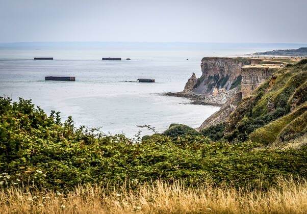 Etretat THEMENBILD künstliche Häfen vor der Steilküste aufgenommen am 28.07.2022 in Arromanches-les-bains, Frankreich artificial harbors in front of the cliffs, Arromanches-les-bains, France on 2022 07 28. Expa *** Etretat THEME PICTURE artificial harbors in front of the cliffs taken on 28 07 2022 in Arromanches les bains, France artificial harbors in front of the cliffs, Arromanches les bains, France on 2022 07 28 Expa  EP_rha