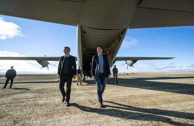 August 25, 2022, CAMBRIDGE BAY, AB, CANADA: NATO Secretary General Jens Stoltenberg and Prime Minister Justin Trudeau arrive in Cambridge Bay, Nunavut, on Thursday August 25, 2022. CAMBRIDGE BAY CANADA  - ZUMAc35_ 20220825_zaf_c35_064 Copyright: xJasonxFransonx