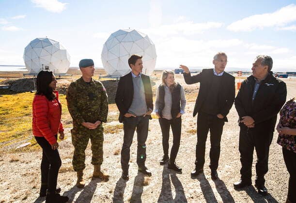 Bilder des Jahres 2022, News 08 August News Themen der Woche KW34 August 25, 2022, CAMBRIDGE BAY, AB, CANADA: NATO Secretary General Jens Stoltenberg and Prime Minister Justin Trudeau visit the North Warning System Site in Cambridge Bay, Nunavut, on Thursday August 25, 2022. CAMBRIDGE BAY CANADA  - ZUMAc35_ 20220825_zaf_c35_070 Copyright: xJasonxFransonx