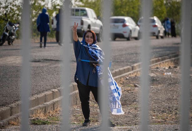 Iranian Women Allowed To Watch Football Match After FIFA Pressure An Iranian soccer female fan flashes a Victory sign after she passed the eastern gate of the Azadi (Freedom) stadium to watch a soccer match between Esteghlal F.C. and Mes Kerman, August 25, 2022. For the first time after the victory of the Iranian Islamic Revolution, 500 female football fans were allowed to enter the Azadi Stadium to watch the matches of the Iranian Premier League. Tehran Iran  Copyright: xMortezaxNikoubazlx originalFilename: nikoubazl-iransocc220825_npO6T.jpg