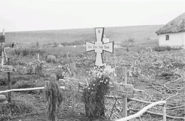 Second World War. After the fighting. Russia, Prochorowka. Grab Cross for SS Upper Stormer Paul Rasp (probably in the village Lu? Ky) Copyright: xpiemagsx dft11288 !ACHTUNG AUFNAHMEDATUM GESCHÄTZT!