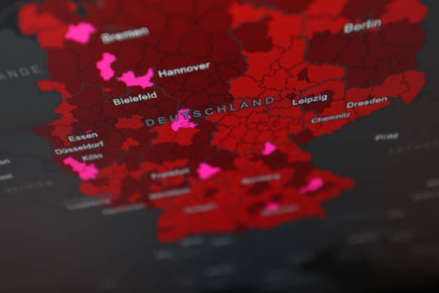 Dashboard des RKI, die 7-Tage-Inzidenz liegt nun bei 263,6 7-Tage-Inzidenz, Dashboard des RKI auf einem Monitor am 26.08.2022 in Siegen Deutschland.