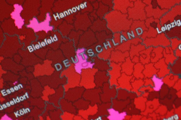 Dashboard des RKI, die 7-Tage-Inzidenz liegt nun bei 263,6 7-Tage-Inzidenz, Dashboard des RKI auf einem Monitor am 26.08.2022 in Siegen Deutschland.