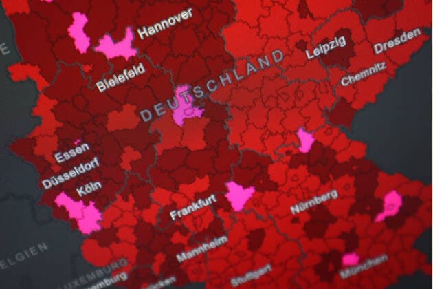 Dashboard des RKI, die 7-Tage-Inzidenz liegt nun bei 263,6 7-Tage-Inzidenz, Dashboard des RKI auf einem Monitor am 26.08.2022 in Siegen Deutschland.