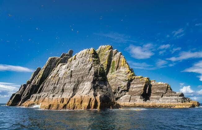 Rocky Little Skellig island with hundreds of Gannets flying around, Steep, rocky Little Skellig island with hundreds of Gannets, Morus Bassanus flying around, Ring of Kerry, Ireland, Steep, rocky Little Skellig island with hundreds of Gannets, Morus Bassanus flying around, Ring of Kerry, Ireland, 05.06.2021, Copyright: xDawidKalisinskix Panthermedia30221326.jpg