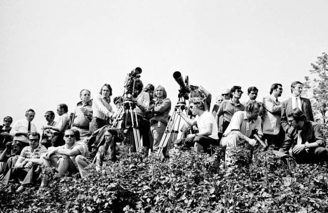 Olympia Attentat 1972 bei den Olympischen Spielen in München Schaulustige und Kameraleute gegenüber dem Schauplatz des Geschehens, München Bayern Deutschland Olympisches Dorf *** Olympic assassination 1972 at the Olympic Games in Munich onlookers and cameramen opposite the scene of the event, Munich Bavaria Germany Olympic Village