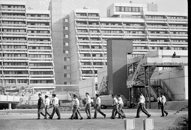 Olympia Attentat 1972 bei den Olympischen Spielen in München Polizei marschiert vor dem Olympischen Dorf auf, München Bayern Deutschland Olympisches Dorf *** Olympic assassination 1972 at the Olympic Games in Munich police marching up in front of the Olympic Village, Munich Bavaria Germany Olympic Village