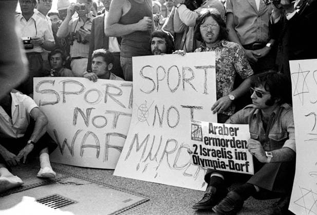 Olympia Attentat 1972 bei den Olympischen Spielen in München Zuschauer protestieren gegen die Araber mit Plakaten, München Bayern Deutschland Olympisches Dorf *** Olympic assassination 1972 at the Olympic Games in Munich spectators protest against the Arabs with posters, Munich Bavaria Germany Olympic Village