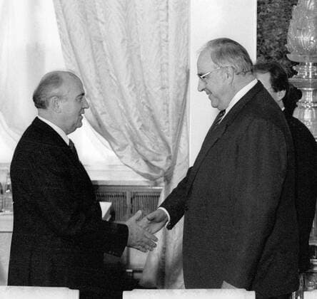 GORBACHEV KOHL 87602 25.10.1988 Mikhail Gorbachev, CPSU Central Committee Secretary General, left, and Helmut Kohl, Federal Chancellor of Germany, negotiating in Moscow Yuryi Abramochkin Sputnik Moscow Russia  Copyright: xYuryixAbramochkinx