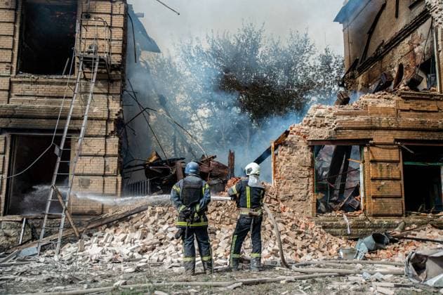 Ukraine-Krieg, Jahrestag der Invasion, Chronologie der Ereignisse, Archivbilder News Themen der Woche KW34 News Bilder des Tages Ukraine-Konflikt, Schäden in Slowjansk August 26, 2022, Slovyansk, Ukraine: Rescue workers extinguish a fire caused from overnight shelling at the Slovyansk Chemical Mechanical College. As the war continues, towns in the Donabs region of Ukraine continue to face shelling and artillery strikes. Slovyansk Ukraine - ZUMAs197 20220826_zaa_s197_031 Copyright: xMadeleinexKellyx